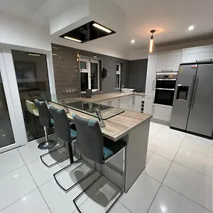 Maison d'hôtes Lovely - Just 15 Mins To Centre, Dublin